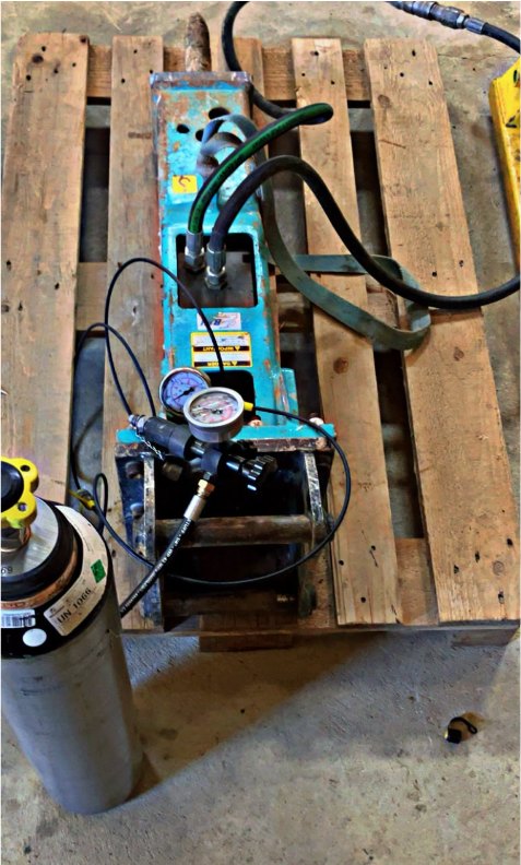 Contrôle et remplissage d'azote sur un marteau hydraulique, avec bouteille, détendeur et manomètre