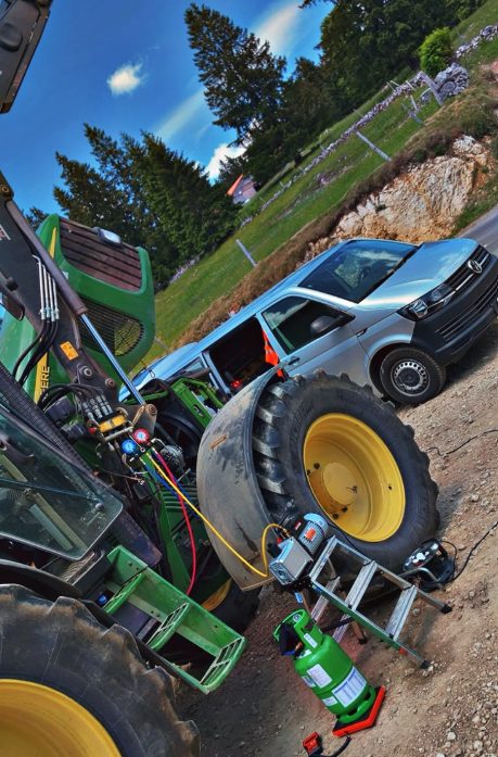 Intervention de climatisation Fässler sur un tracteur agricole, avec station de recharge