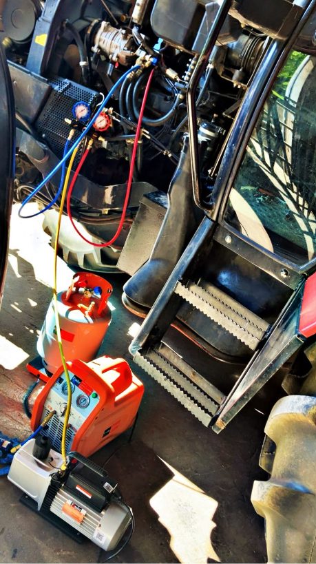 Station de recharge et matériel de détection de fuites de climatisation sur une machine