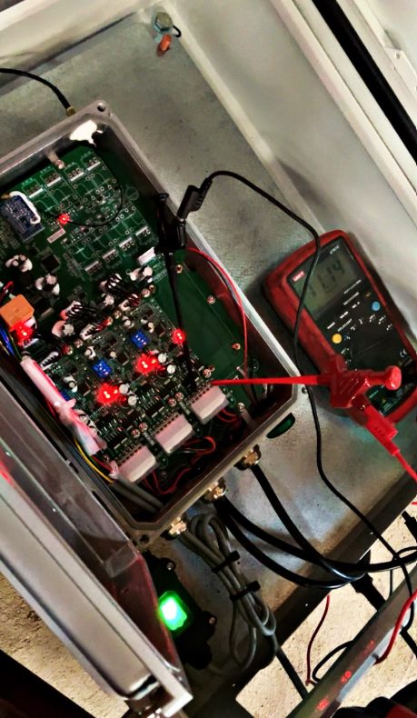 Diagnostic électronique Fässler sur une armoire de commande, mesure au multimètre