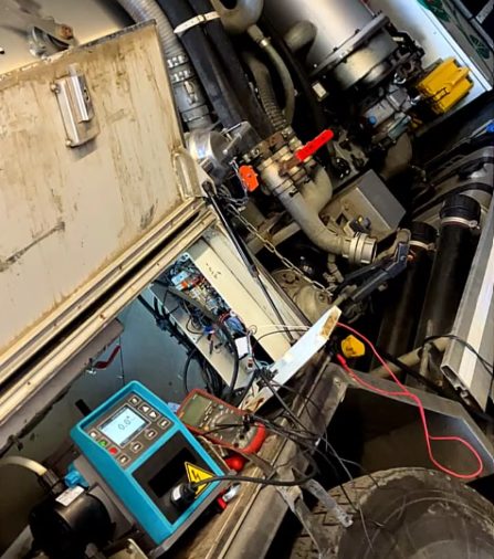 Mesure sur un système de gestion 24V industriel dans le compartiment d'une machine