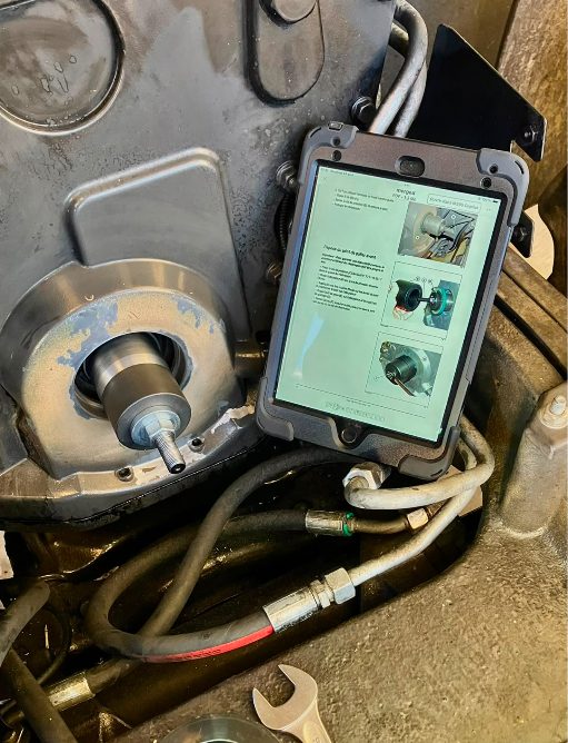 Documentation technique du constructeur consultée sur tablette lors du remplacement d'un joint de vilebrequin