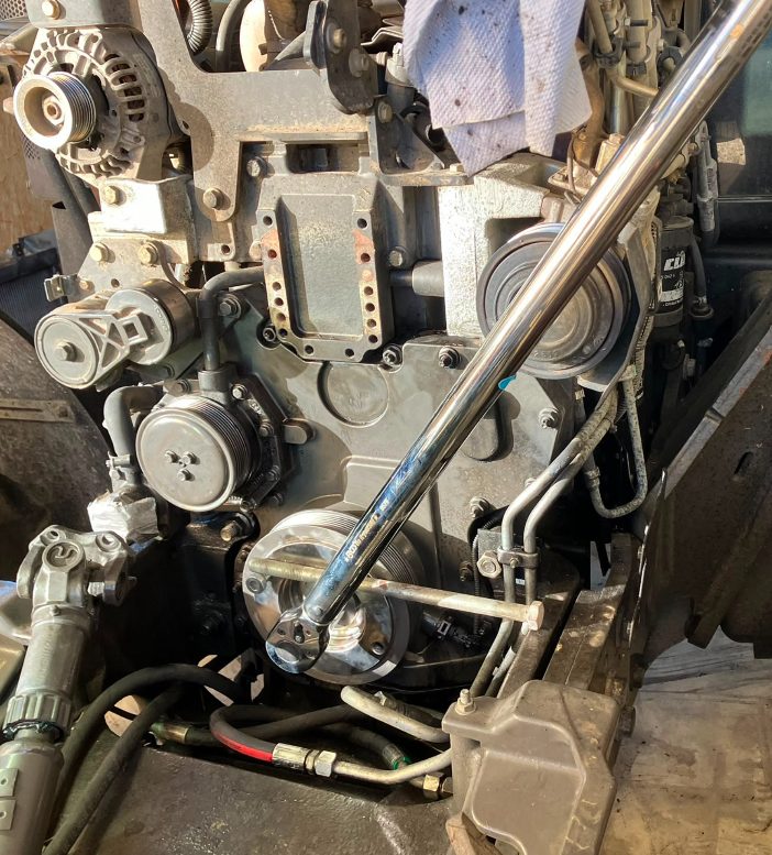 Remontage de la poulie de vilebrequin sur le moteur d'une machine, intervention sur site