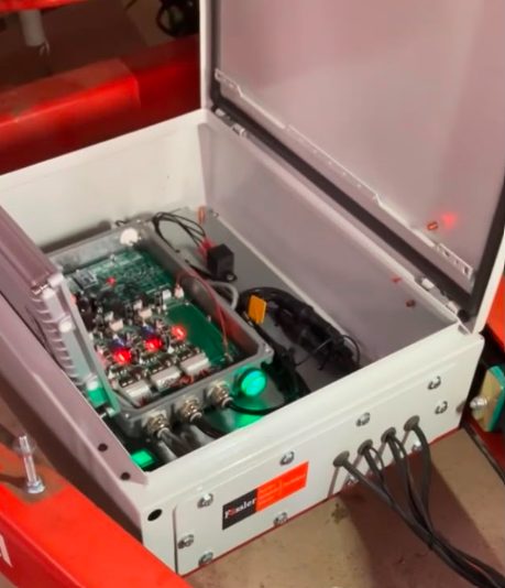 Armoire de commande Fässler installée sur une enrubanneuse